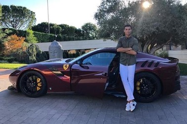 C.Ronaldo gây “bão” với màn khoe siêu xe hơn 10 tỉ đồng