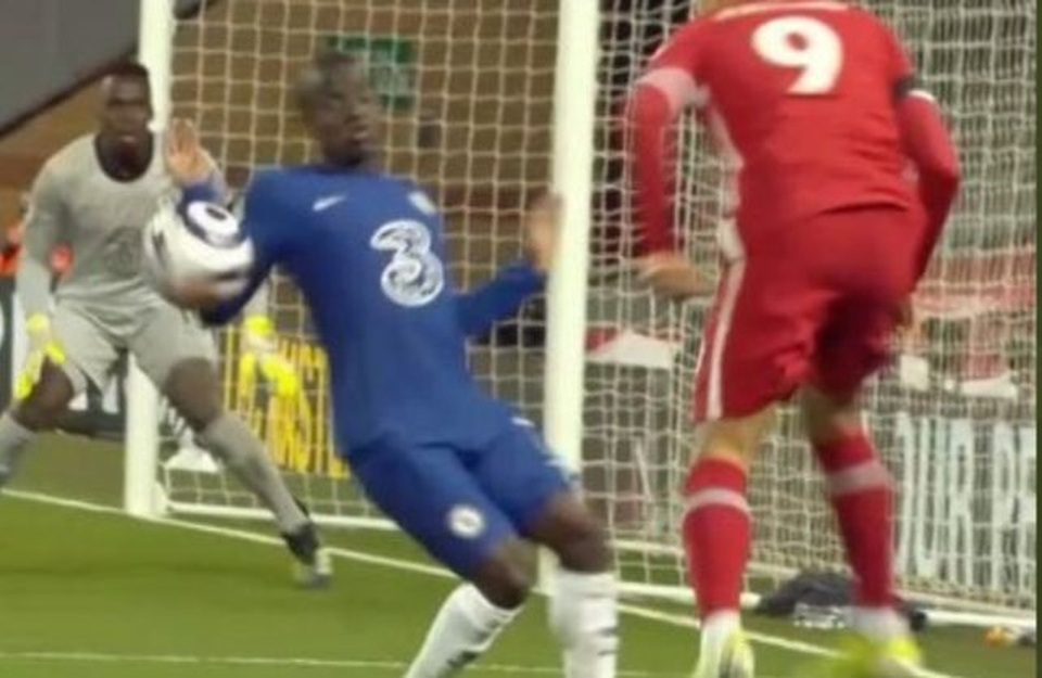 Liverpool mất oan quả phạt đền trước Chelsea - 1 Liverpool mất oan quả phạt đền trước Chelsea - 1