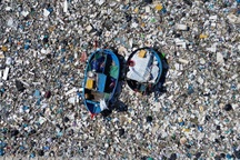 Tàu thuyền mắc cạn giữa "biển" rác thải ở Quảng Ngãi