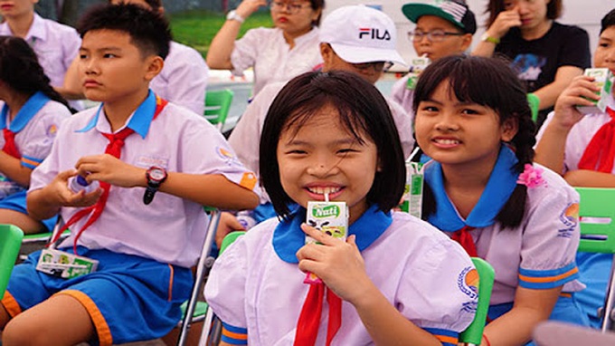Sử dụng sữa và các sản phẩm từ sữa trong bữa ăn học đường đạt chuẩn theo quy định.