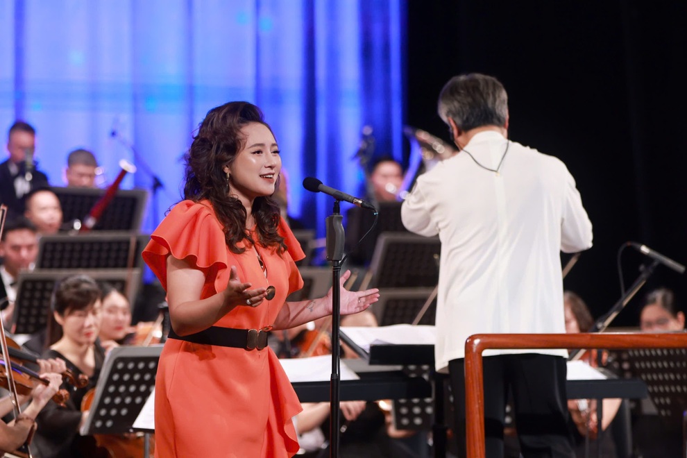 NSND Tấn Minh, Khánh Linh lần đầu hát hit mùa hè theo phong cách giao hưởng - 3 NSND Tấn Minh, Khánh Linh lần đầu hát hit mùa hè theo phong cách giao hưởng - 3