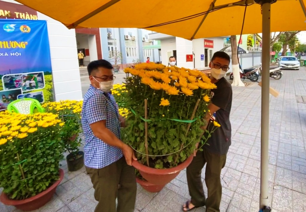 Áo xanh, sao vàng bán hoa Tết, mua quà tặng người nghèo đón Xuân - 2 Áo xanh, sao vàng bán hoa Tết, mua quà tặng người nghèo đón Xuân - 2