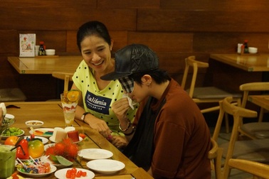 Gil Lê bị ăn đất sét khi tham gia gameshow