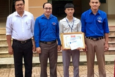 Tuyên dương, khen thưởng nam sinh lao mình xuống dòng nước lũ cứu người