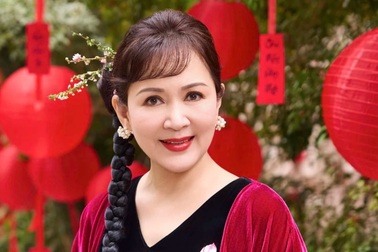 NSND Minh Hòa tuổi 61: Thích đi xe đạp, nhận mình là mẹ chồng dễ tính