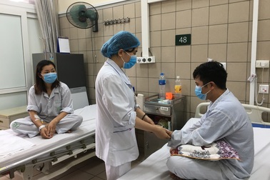 Hai vợ chồng ngộ độc tinh dầu đuổi muỗi phải chuyển viện