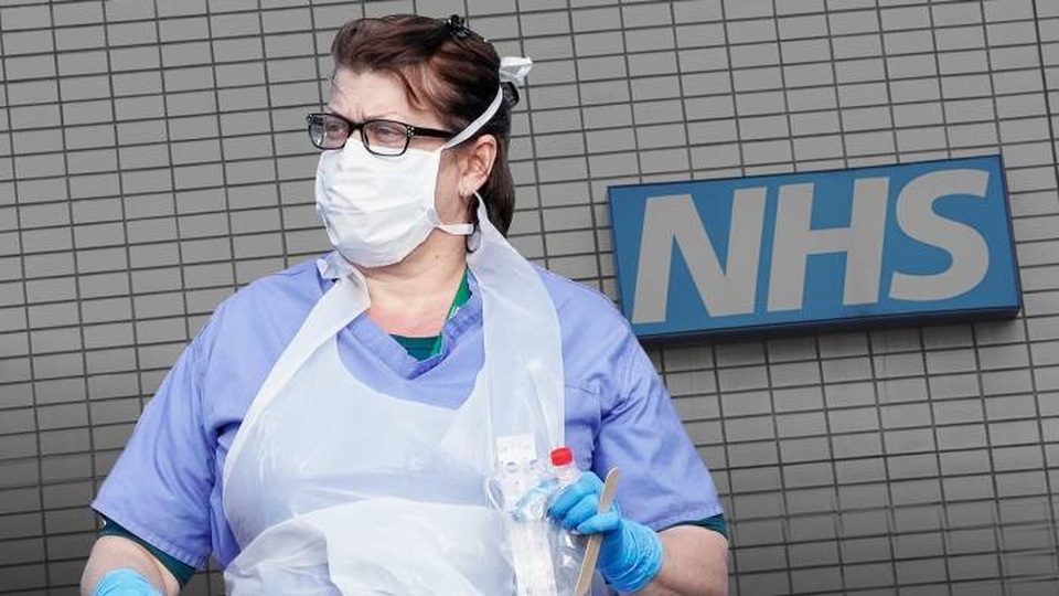 Số người chết vì Covid-19 cao thứ 3 thế giới, Anh vẫn tính nới phong tỏa - 1