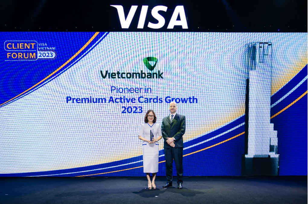 Vietcombank được Visa vinh danh 12 hạng mục giải thưởng trong hoạt động thẻ năm 2023 - 2 Vietcombank được Visa vinh danh 12 hạng mục giải thưởng trong hoạt động thẻ năm 2023 - 2