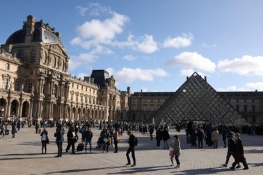 Nghi phạm vụ trộm 102 triệu USD trang sức từ Louvre từng là bảo vệ bảo tàng