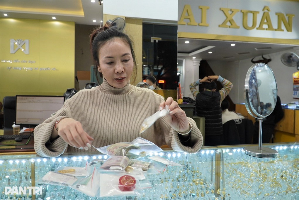 Chi tiền mua vàng sớm nhưng chờ ngày vía Thần Tài mới đến nhận - 3 Chi tiền mua vàng sớm nhưng chờ ngày vía Thần Tài mới đến nhận - 3