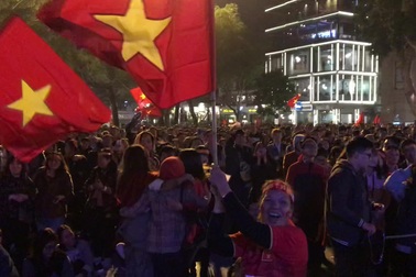 Cổ động viên nức lòng với bàn thắng thứ 3 của U22 Việt Nam