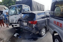 7 ô tô tông nhau loạn xạ trên đường