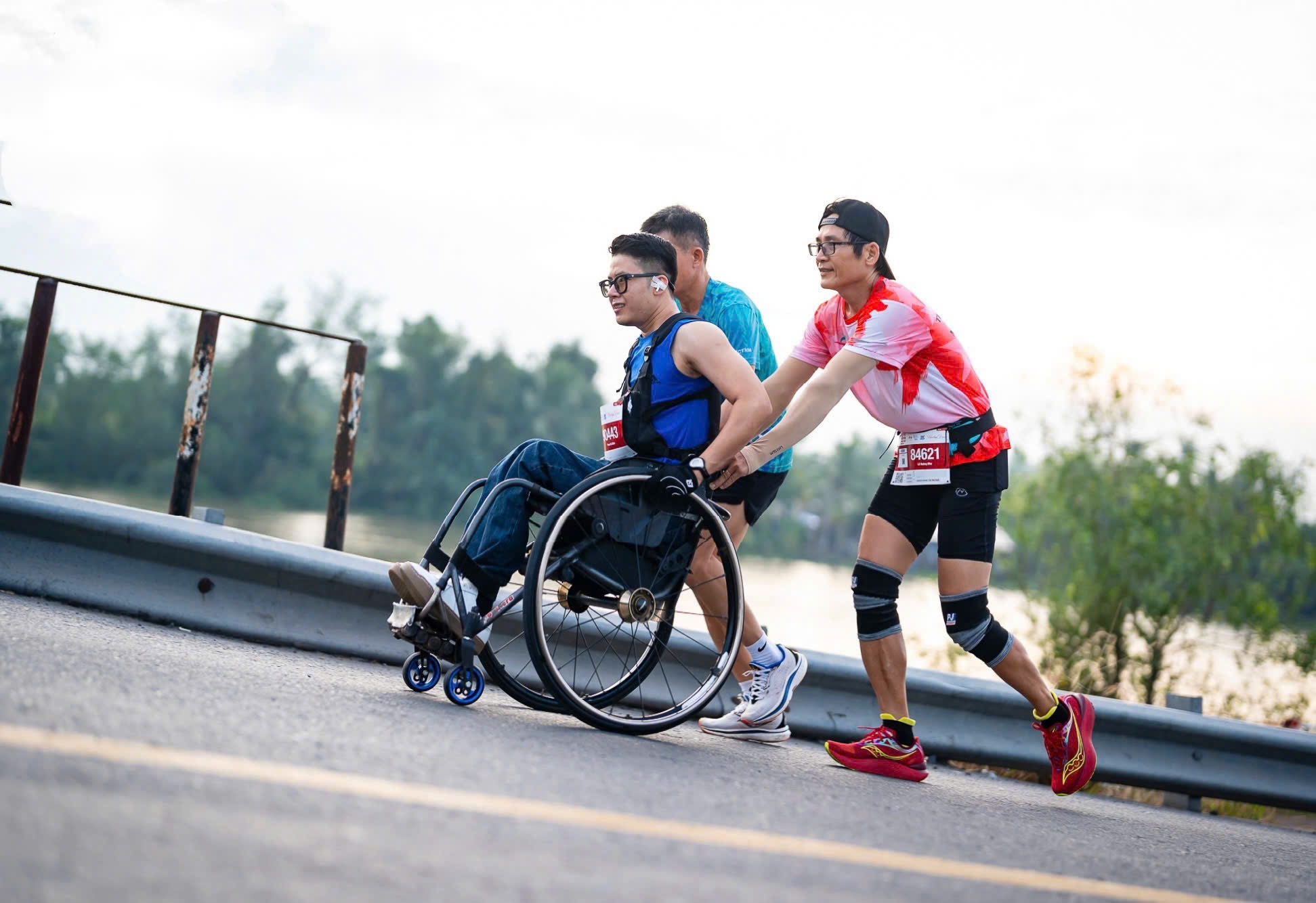 Chàng trai Vĩnh Long ngồi xe lăn chinh phục giải chạy marathon 42km - 7 Chàng trai Vĩnh Long ngồi xe lăn chinh phục giải chạy marathon 42km - 7