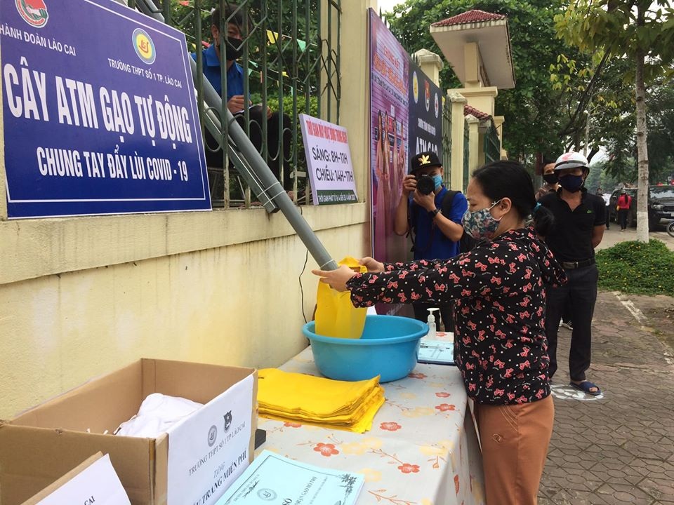 Thầy trò trường cấp 3 góp sức làm ra cây ATM gạo - 2