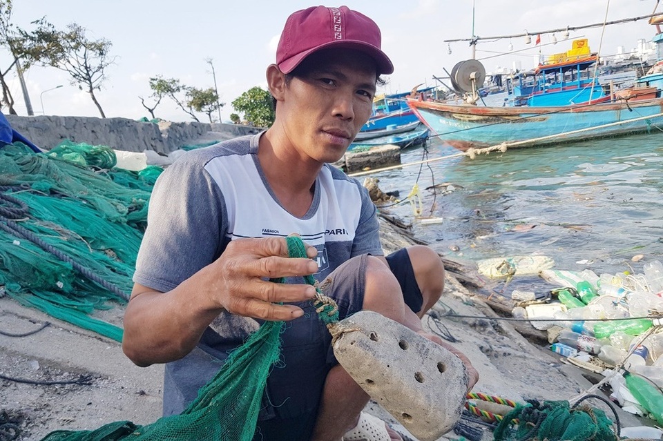Kiếm tiền triệu nhờ đi săn tôm hùm giống đầu năm - 1 Kiếm tiền triệu nhờ đi săn tôm hùm giống đầu năm - 1