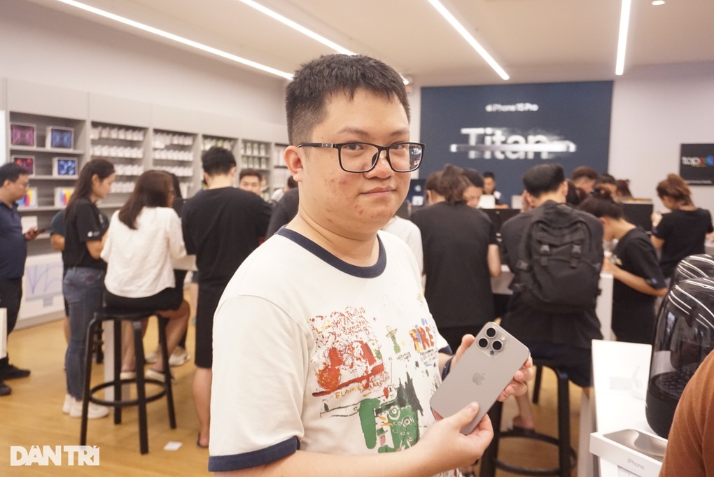 iPhone 15 lên kệ, người dùng Việt xếp hàng xuyên đêm chờ nhận máy - 6 iPhone 15 lên kệ, người dùng Việt xếp hàng xuyên đêm chờ nhận máy - 6