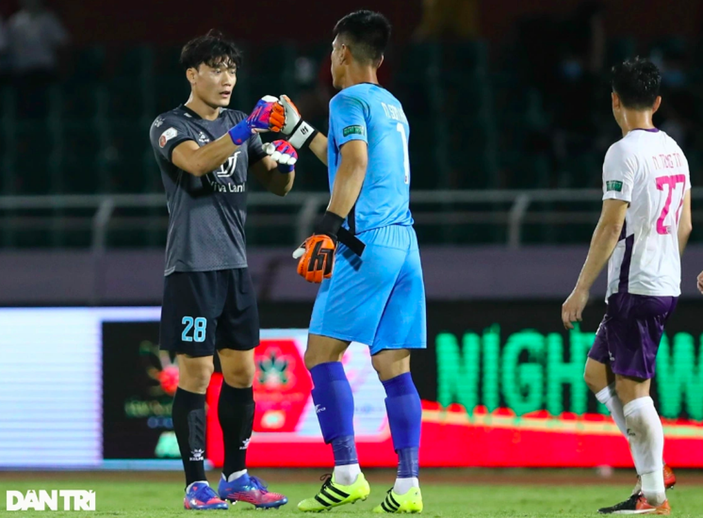 Thủ môn Bùi Tiến Dũng khoác áo CLB Hoàng Anh Gia Lai - 1