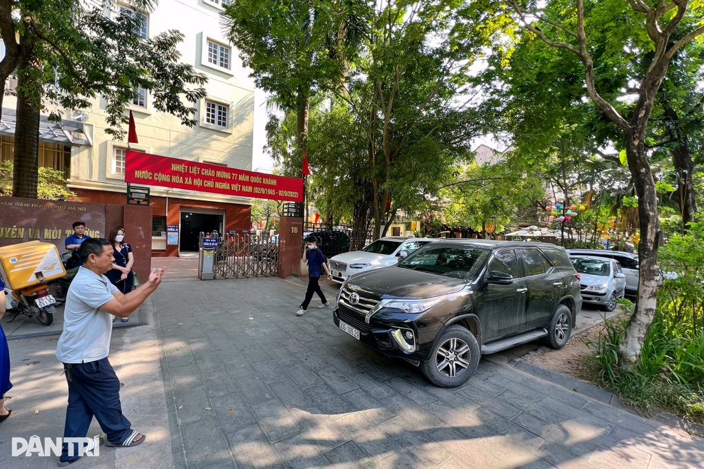 Hà Nội: Ô tô quây trụ sở công, đỗ kín lối dành cho người đi bộ - 6 Hà Nội: Ô tô quây trụ sở công, đỗ kín lối dành cho người đi bộ - 6