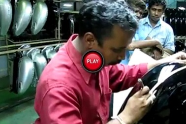 Xem thợ thủ công kẻ vẽ trang trí trên xe mô-tô