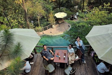 Nghỉ lễ 30/4: Quanh Hà Nội "cháy" phòng, gọi 7 khách sạn vẫn không đặt được