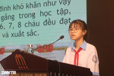 Nữ sinh mồ côi cha, vừa học vừa phụ mẹ khuyết tật chăm em