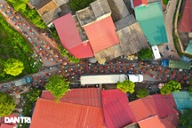 Bắc Giang: Xe chở vải thiều nối đuôi nhau dài hàng cây số ra các trạm cân