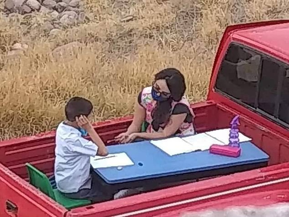 Mexico: Trường đóng cửa, cô giáo lái xe tới tận nhà dạy học sinh tự kỷ - 1 Mexico: Trường đóng cửa, cô giáo lái xe tới tận nhà dạy học sinh tự kỷ - 1