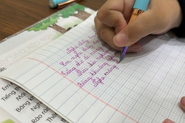 Mẹ mất hàng chục triệu đồng khi đăng ký cho con thi viết chữ đẹp