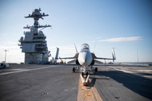 Choáng ngợp tàu sân bay lớn nhất thế giới của Mỹ