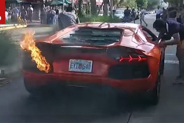 Làm cháy siêu xe Lamborghini Aventador đi "mượn"