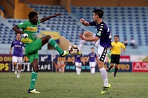 Nam Định chiếm ưu thế trước Cần Thơ trong cuộc đua trụ hạng V-League