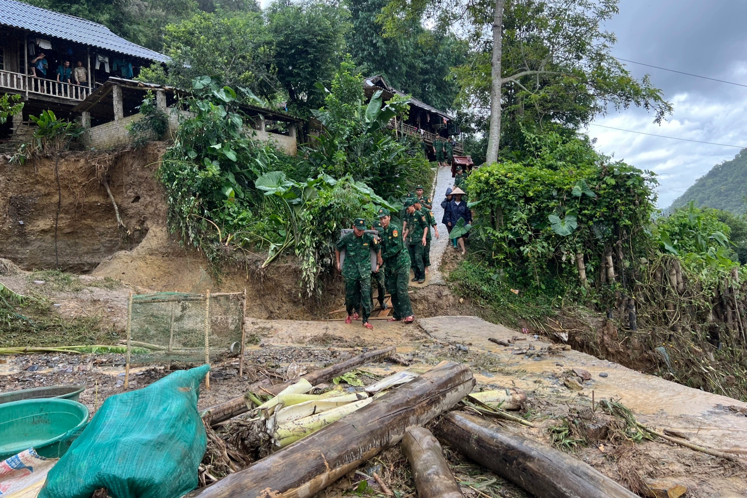 Hàng trăm người tìm kiếm nạn nhân mất tích do lũ quét ở Điện Biên - 2