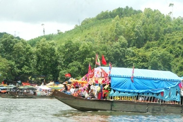 Nô nức đi thuyền rồng trảy hội Điện Hòn Chén