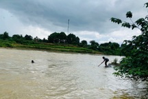 Bí thư Đoàn xã kể khoảnh khắc cứu bé gái giữa dòng sông chảy xiết