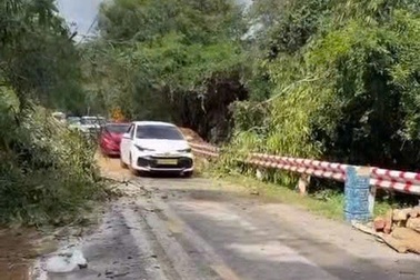 Giải cứu tài xế cùng 20 ô tô bị cô lập do sạt lở đèo Gia Bắc ở Lâm Đồng
