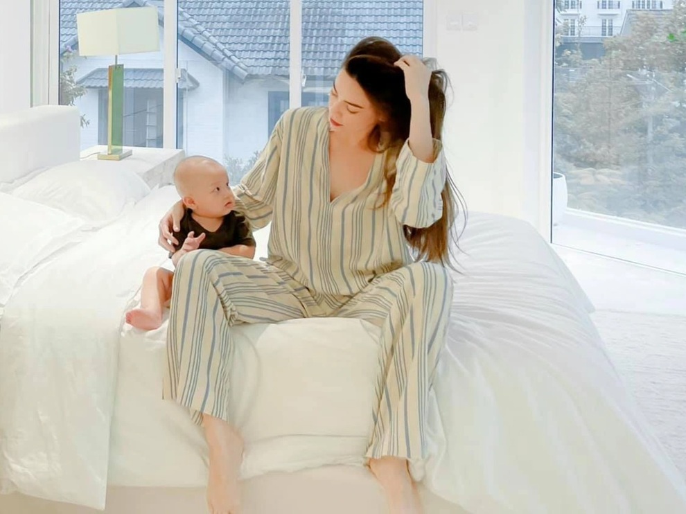 Hồ Ngọc Hà nổi bật khi chụp ảnh thời trang sành điệu cùng cặp đôi song sinh - 2 Hồ Ngọc Hà nổi bật khi chụp ảnh thời trang sành điệu cùng cặp đôi song sinh - 2