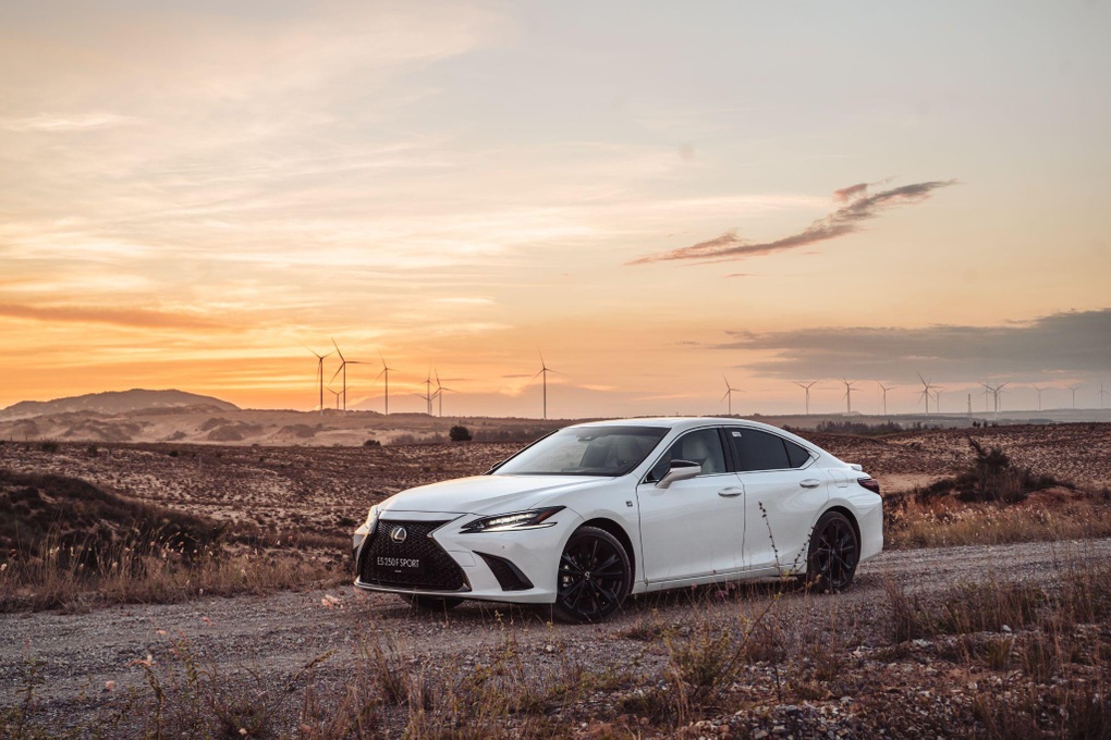 Lexus ES - Sự sang trọng thầm lặng được người thành công kiếm tìm - 4 Lexus ES - Sự sang trọng thầm lặng được người thành công kiếm tìm - 4