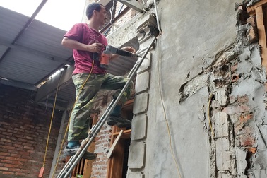 Chuyện nghề thợ xây, thu nhập ít nguy hiểm nhiều