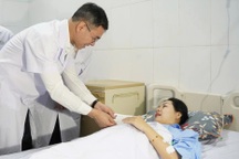 Lãnh đạo Bộ Y tế thăm, tặng quà 8 nhân viên y tế Bệnh viện Sản Nhi Nghệ An