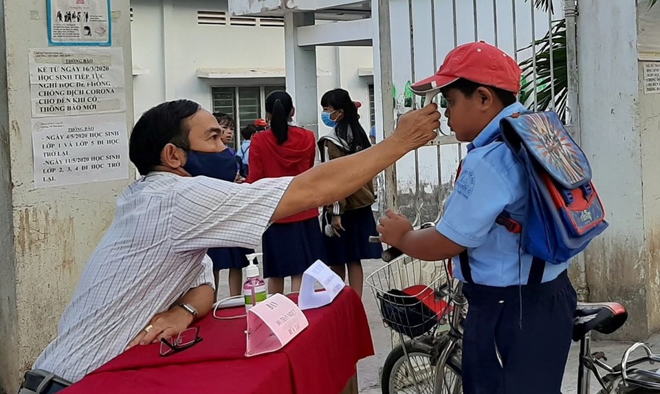 Học sinh háo hức đến sớm học buổi đầu tiên sau kỳ nghỉ dài vì Covid-19 - 11 Học sinh háo hức đến sớm học buổi đầu tiên sau kỳ nghỉ dài vì Covid-19 - 11