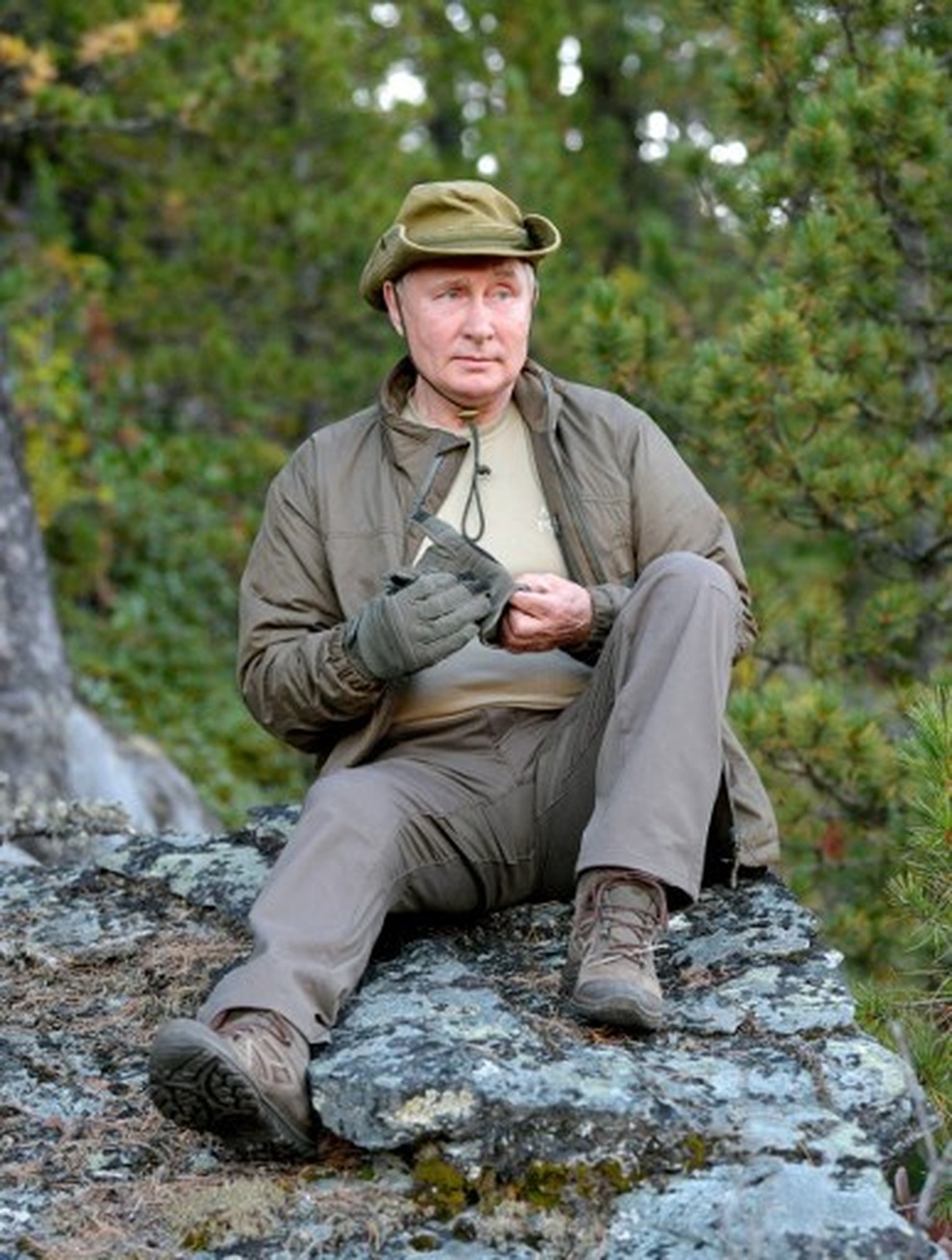 Kremlin đăng ảnh ông Putin băng rừng, lội sông câu cá ở Siberia - 6 Kremlin đăng ảnh ông Putin băng rừng, lội sông câu cá ở Siberia - 6