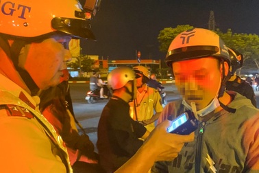 Tài xế vi phạm nồng độ cồn: "Rượu bia vào thì lời mới ra được"