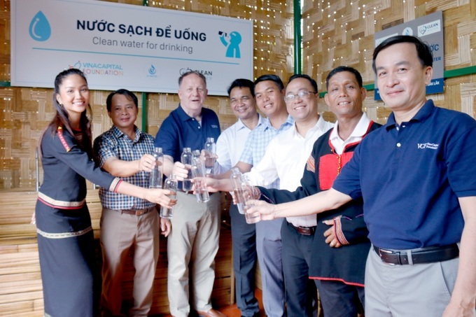 Các khách mời uống nước từ hệ thống.