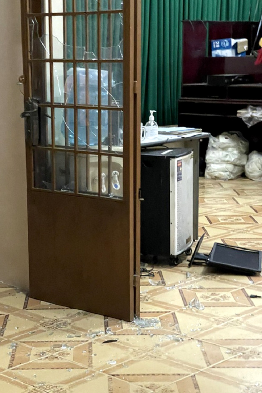Bị giữ xe, nam thanh niên gọi người cầm dao đến đập phá trụ sở công an - 1 Bị giữ xe, nam thanh niên gọi người cầm dao đến đập phá trụ sở công an - 1
