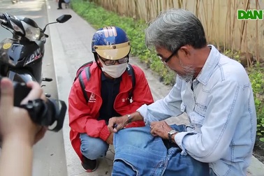 Người đàn ông ở Sài Gòn được trả tiền để xé quần áo mới