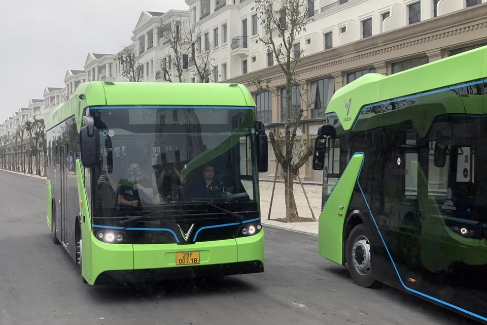 Cận cảnh xe buýt điện thông minh đầu tiên lăn bánh chính thức tại Việt Nam - 1