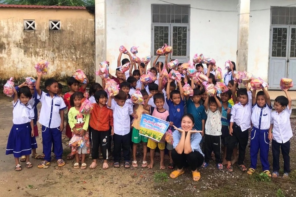 Thầy cô gieo chữ ở ngôi làng biệt lập: 30 năm chưa được nhận hoa ngày 20-11 - 10 Thầy cô gieo chữ ở ngôi làng biệt lập: 30 năm chưa được nhận hoa ngày 20-11 - 10