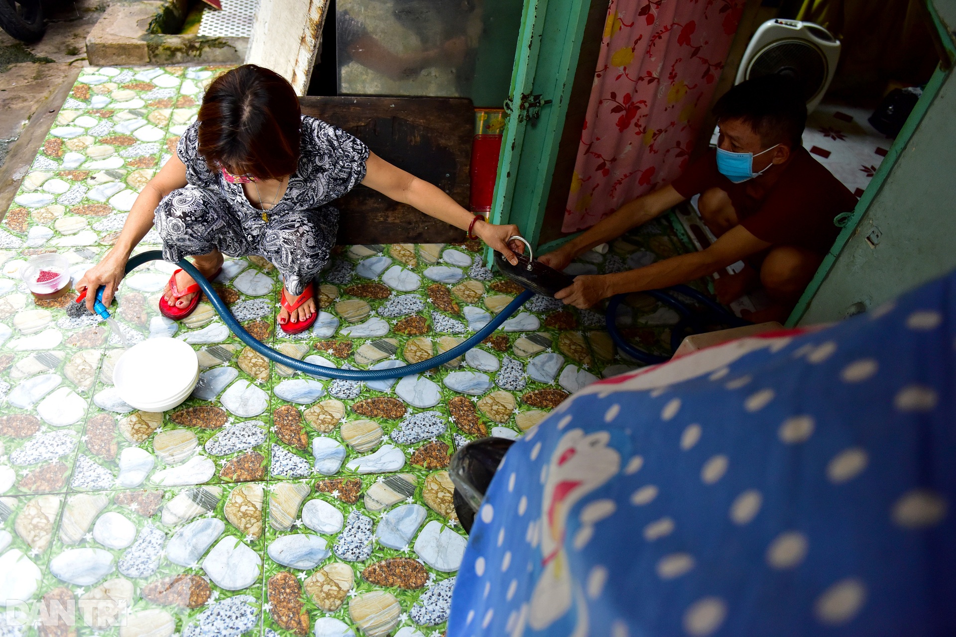 Cặp vợ chồng suốt 34 năm sống trong 5m2 dưới gầm cầu thang chung cư Sài Gòn - 11 Cặp vợ chồng suốt 34 năm sống trong 5m2 dưới gầm cầu thang chung cư Sài Gòn - 11
