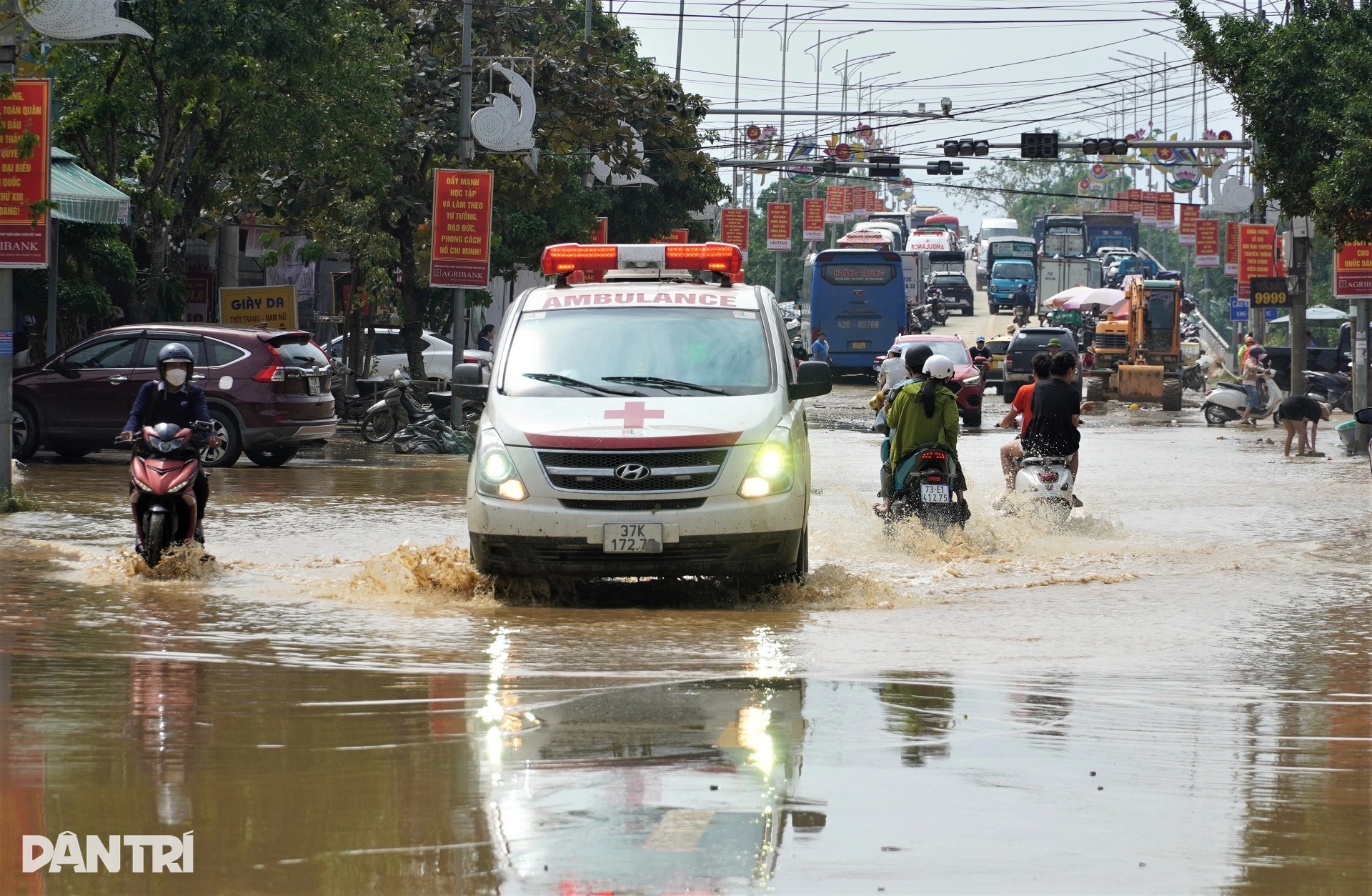 View - Bùn non và rác thải bủa vây, người dân vùng lũ Quảng Bình tất bật dọn dẹp | Báo Dân trí