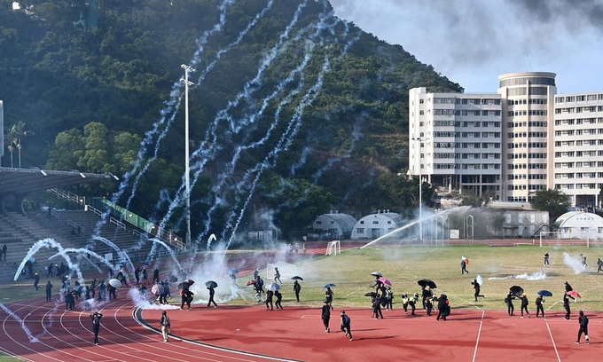 Việt Nam hỗ trợ đưa sinh viên ở Hong Kong về nước - Ảnh 1. Việt Nam hỗ trợ đưa sinh viên ở Hong Kong về nước - Ảnh 1.